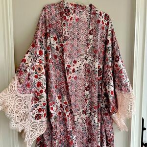 NEW wit out tag Victoria’s Secret
Floral Kimono with Lace Trim